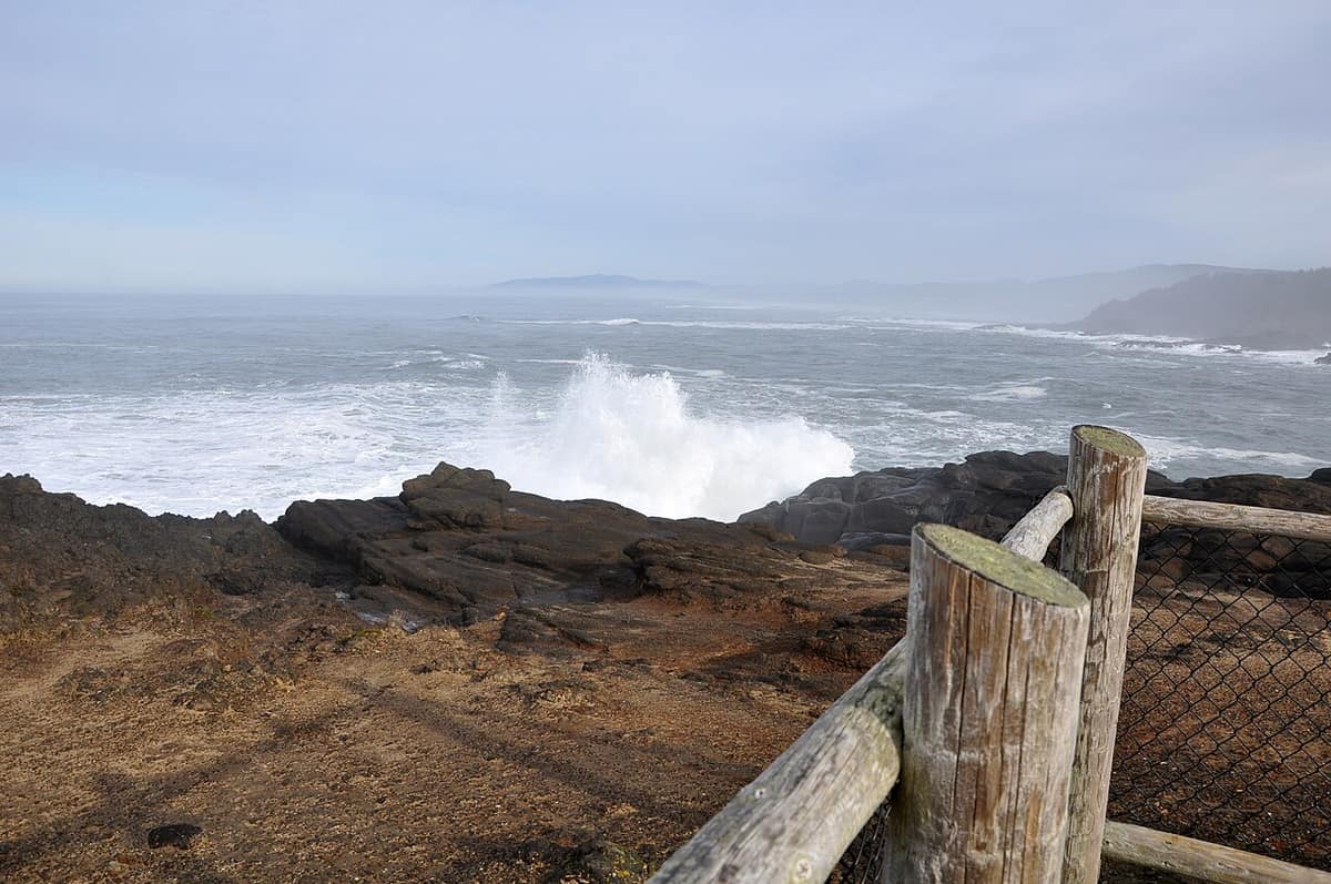 waves crashing on the rocks at Boiler Bay State Scenic Viewpoint